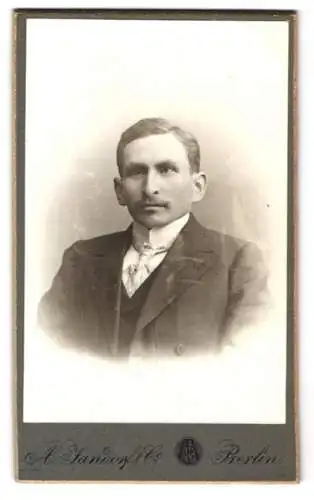 Fotografie A. Jandorf &amp Co., Berlin, Bellealliancestr. 1 /2, Portrait eines ernsten Mannes