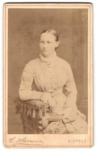 Fotografie Lorenz Hansen, Kappeln, am Markt, Frau in elegantem Kleid