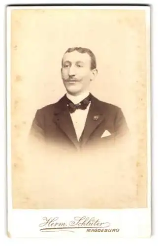 Fotografie Hermann Schlüter, Magdeburg, Alte Ulrichsstr., Porträt eines eleganten Mannes