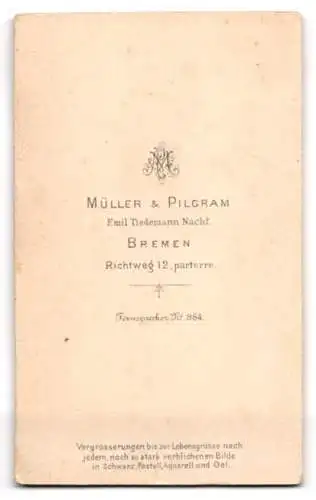 Fotografie Müller & Pilgram, Bremen, Richtweg 12, Porträt einer Frau in elegantem Kleid