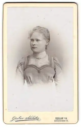 Fotografie Gustav Schlützer, Goslar, Breitestrasse 91, Porträt einer jungen Frau