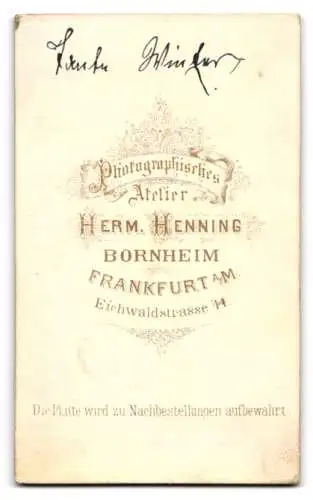 Fotografie H. Henning, Frankfurt-Bornheim, Eichwaldstrasse 44, Porträt einer Frau in dunkler Kleidung