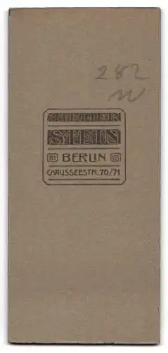 Fotografie Atelier Stein, Berlin, Chausseestr. 70 /71, Eleganter Herr im Anzug