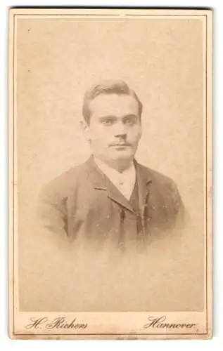 Fotografie H. Richers, Hannover, Cellerstrasse 146, Porträt eines jungen Mannes