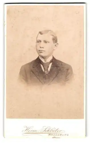 Fotografie Hermann Schlüter, Magdeburg, Breite Weg, Eleganter junger Mann im Anzug