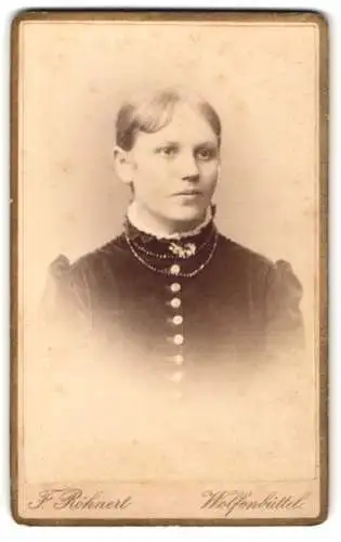 Fotografie F. Röhnert, Wolfenbüttel, Neue Strasse 129, Porträt einer jungen Frau