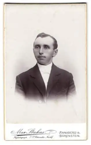 Fotografie Max Stahns, Annaberg, Carlsplatz No. 3, Porträt eines jungen Mannes