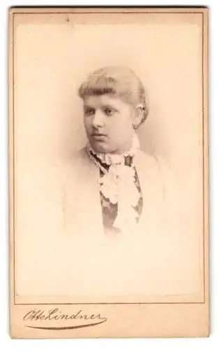 Fotografie Otto Lindner, Berlin, Königstrasse 31, Portrait einer jungen Frau