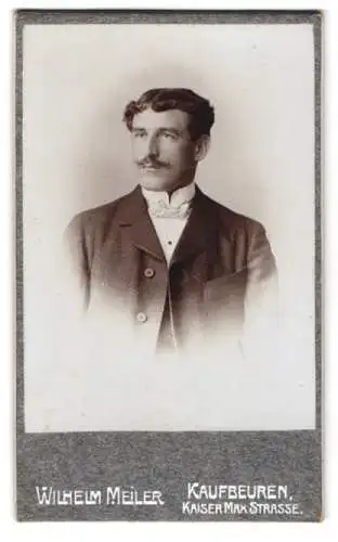 Fotografie Wilhelm Meiler, Kaufbeuren, Kaiser Max Strasse, Porträt eines eleganten Herrn