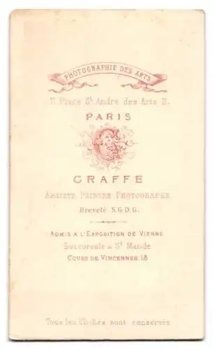 Fotografie Graffe, Paris, Place St André des Arts 11, Porträt eines Mannes im Anzug
