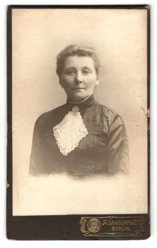 Fotografie A. Jandorf &amp Co., Berlin, Bellealliancestr. 1 /2, Portrait einer würdevollen Frau