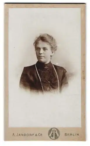 Fotografie A. Jandorf & Co., Berlin, G. Spittelmarkt 16 /17, Portrait einer Dame