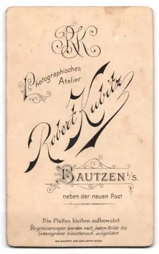 Fotografie Robert Kubitz, Bautzen, neben der neuen Post, Porträt einer Frau in eleganter Kleidung
