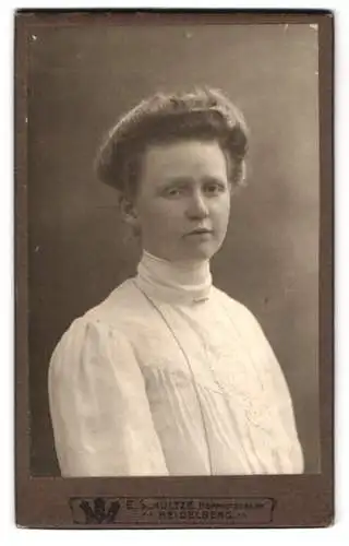 Fotografie E. Schultze, Heidelberg, Plöck 79, Porträt einer jungen Frau