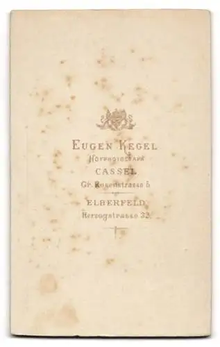 Fotografie Eugen Kegel, Cassel, Gr. Rosenstrasse 5, Porträt einer jungen Frau im eleganten Kleid