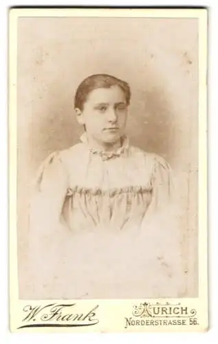 Fotografie W. Frank, Aurich, Norderstrasse 56, Portrait einer jungen Frau