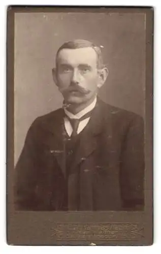 Fotografie E.W. Matthias Nachf., Seifhennersdorf, Rumburgerstrasse, Portrait eines Mannes mit Schnurrbart