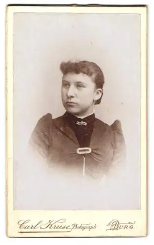 Fotografie Carl Kruse, Burg, Schartauer Str. 16a, Porträt einer jungen Frau