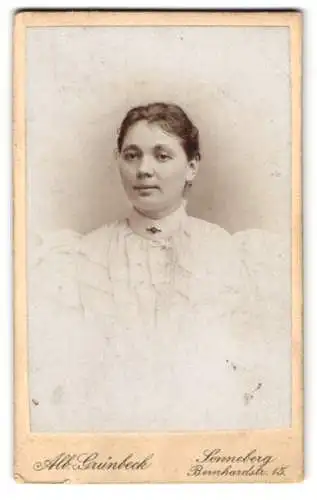 Fotografie A. Grünbeck, Sonneberg, Bernhardstr. 15, Ottilie Schenke in weissem Kleid