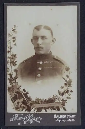 Fotografie Franz Pieper, Halberstadt, Spiegelstrasse 9, Soldat in Uniform mit Blumenrahmen