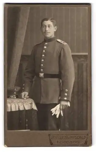 Fotografie Josef Knippschild, Heidelberg, Hauptstrasse 25, Soldat in Uniform nebst Schirmmütze und Handschuhen