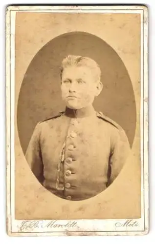 Fotografie J.B. Maroldt, Metz, Rue des Jardins 10, Portrait junger Soldat in Uniform mit Kette