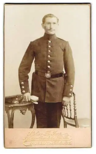 Fotografie Theodor Joop, Bromberg, Wilhelmstrasse 15, Portrait Soldat in Uniform mit Bajonett nebst Schirmmütze