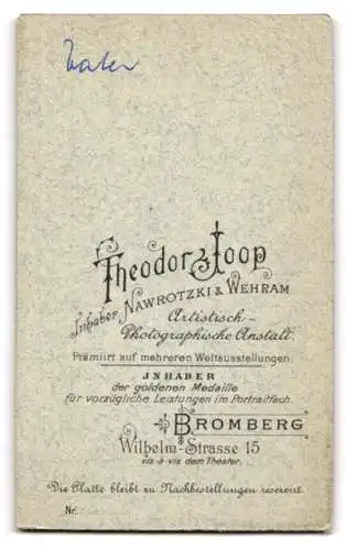 Fotografie Theodor Joop, Bromberg, Wilhelmstrasse 15, Portrait Soldat in Uniform mit Bajonett nebst Schirmmütze