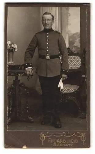 Fotografie Eduard Heid, Rastatt, Kriegstrasse 19, Soldat in Uniform mit Bajonett & Handschuhen