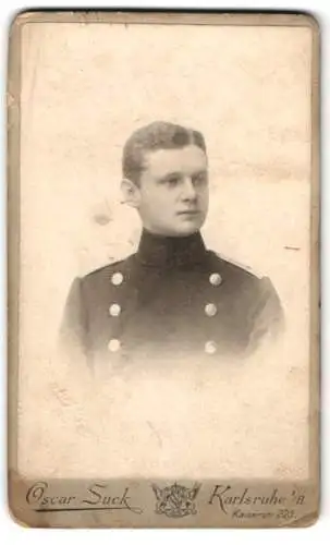 Fotografie Oscar Suck, Karlsruhe, Kaiserstrasse 223, Porträt eines jungen Leutnant in Uniform