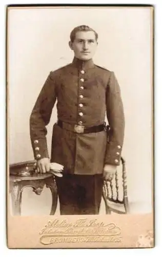 Fotografie Theodor Joop, Bromberg, Wilhelmstrasse 15, Soldat in Uniform mit Handschuhen und Schirmmütze