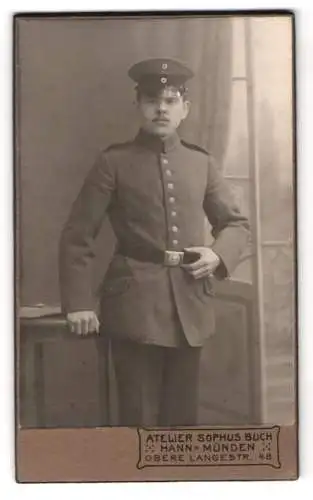 Fotografie Sophus Buch, Hann. Münden, Obere Lange Strasse 48, Portrait Soldat in Uniform mit Schirmmütze