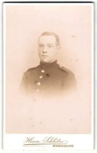 Fotografie Hermann Schlüter, Magdeburg, Breite Weg, Soldat in Uniform mit Schulterstück Rgt. 21