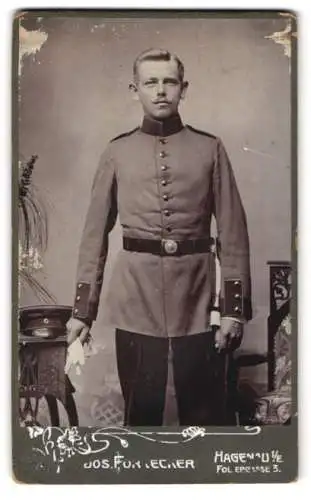 Fotografie Jos. Fornecker, Hagenau, Foltergasse 3, Soldat in Uniform mit Handschuhen & Schlagband