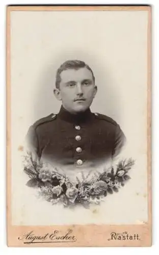 Fotografie August Escher, Rastatt, Portrait Soldat in Uniform mit Schulterstück Rgt. 20 und Blumendekor