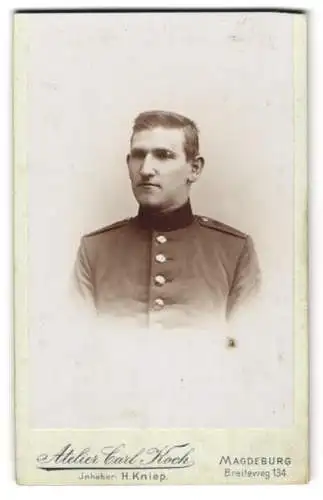 Fotografie Carl Koch, Magdeburg, Breiteweg 134, Porträt eines Soldaten in Uniform, Rückseitig Abb. Foto-Atelier