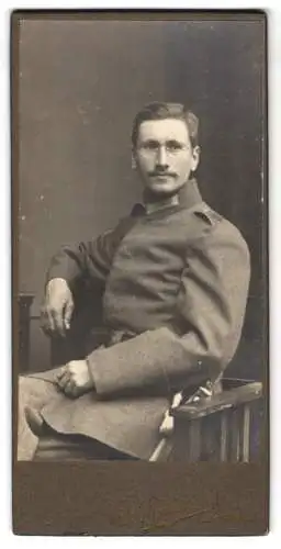 Fotografie Emil Schröter, Jüterbog, Portrait Soldat in Uniform mit Bajonett & Schlagband