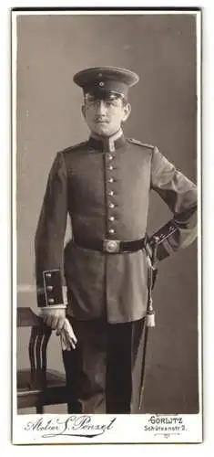 Fotografie S. Penzel, Görlitz, Schützenstrasse 2, Portrait Uffz. in Uniform mit Bajonett & Schlagband