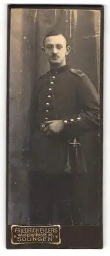 Fotografie Friedrich Ehlers, Solingen, Kaiserstrasse 45, Portrait Soldat in Uniform mit Bajonett & Schlagband