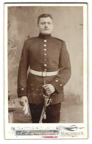 Fotografie A. Zimmermann, Mörchingen, Soldat in Uniform mit Säbel und Handschuhen