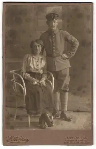 Fotografie Hermann Wolffberg, Neukölln, Bergstrasse 9, Soldat in Uniform Feldgrau mit Gamaschen nebst Gattin