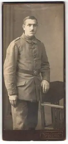 Fotografie Hermann Ziegler, Gaggenau, am Bahnhof, Soldat Ferdinand in Uniform mit Schulterstück Rgt. 20