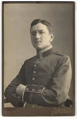 Fotografie Louis Penzel, Görlitz, Schützenstr. 2, Portrait Uffz. in Uniform mit Zwicker