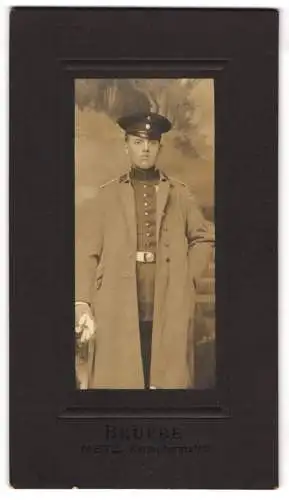 Fotografie Brüere, Metz, Rattenturmstr. 8, Porträt eines Soldaten in Uniform mit Mantel