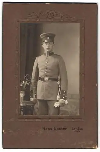 Fotografie Hans Lacher, Landau, Uffz. in Uniform mit Bajonett & Schlagband