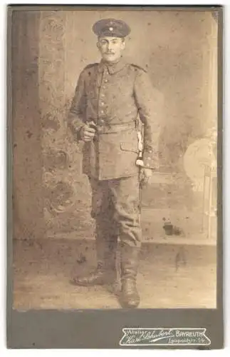 Fotografie Karl Schubert, Bayreuth, Leopoldstrasse 14, Soldat in Uniform mit Bajonett & Portepee, Ausmarschbereit