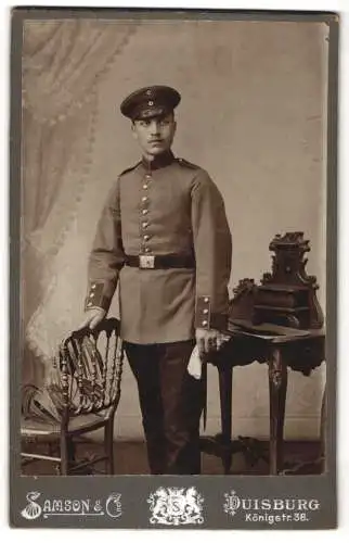 Fotografie Samson &amp Co, Duisburg, Königstr. 38, Soldat in Uniform mit Bajonett und Handschuhen