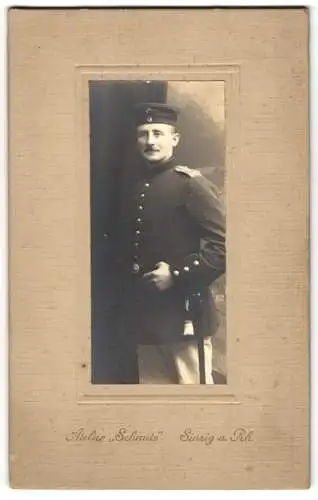 Fotografie Atelier Schmitz, Sinzig a. Rh., Soldat in Uniform mit Schulterstück Rgt. 68, Bajonett & Schlagband