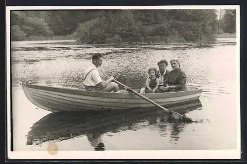 Foto-AK Familie im Ruderboot bei einem Ausflug