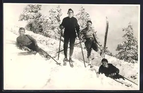 Foto-AK Vier junge Männer beim Skifahren